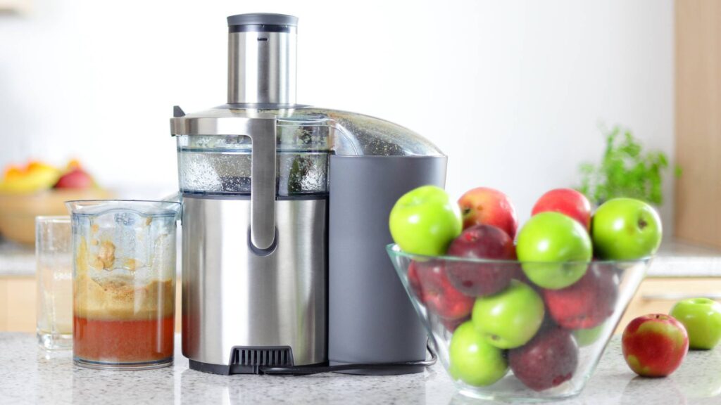 Making Apple Juice at home with juicer - nutrition and health benefits - juicing blog
